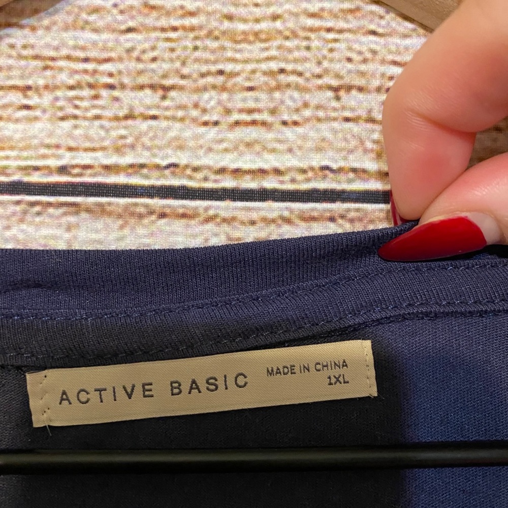 Simple Tee - Picture 3 of 3